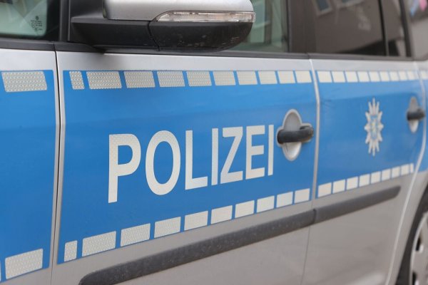 Die Polizei hat einen 29-Jährigen in Köln festgenommen, nachdem ein Mann vor eine einfahrende Stadtbahn gestoßen worden war. (Symbolbild) - © Bodo Schackow/dpa