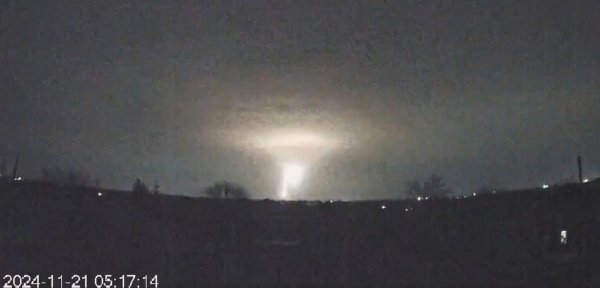 Dnipro während eines russischen Raketenangriffs. (Archivbild) - © -/Ukrainian Emergency Service via AP/dpa