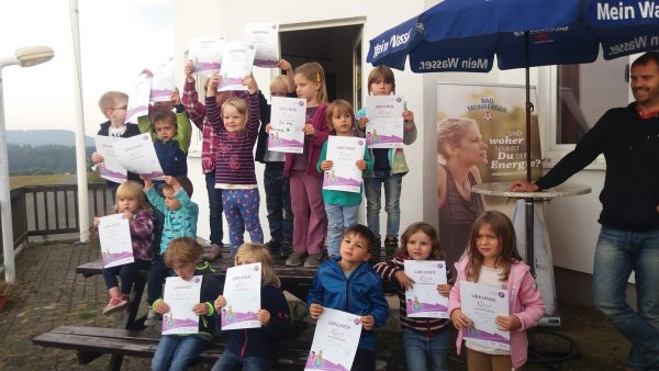 Für alle eine Urkunde: Darüber haben sich die jungen Teilnehmer am Kinderbewegungstag gefreut. - © Privat