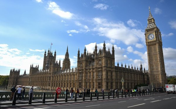 Am Big Ben und Westminster Palace, dem Sitz des britischen Parlaments führen Radwege vorbei. - © Arne Dedert/dpa/dpa-tmn