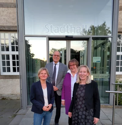 Freuen über die große Resonanz: VHS-Leiterin Claudia Biehahn, Professor Dr. Arndt Bauerkämper, stellvertretende Bürgermeisterin Christdore Richter und die Leiterin des Detmolder Stadtarchivs, Dr. Bärbel Sunderbrink. - © Stadt Detmold