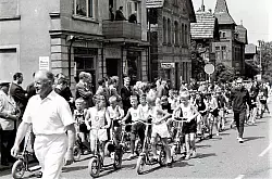 Die j&uuml;ngsten Roller-Rennfahrer machen mit beim Festumzug durch Oerlinghausen. Ihr Wettbewerb ist der &bdquo;Gro&szlig;e Preis vom Kalkofen&ldquo;. - &copy; Horst Biere