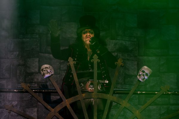 Großer Showman, großartiger Entertainer: Alice Cooper. - © Ricardo Rubio/EUROPA PRESS/dpa