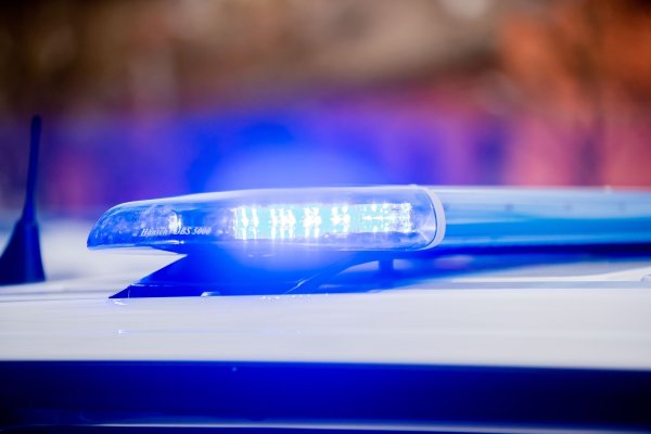 Das Blaulicht eines Polizeifahrzeuges leuchtet. - © Christoph Soeder/dpa/Symbolbild
