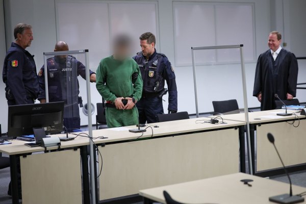 Vor dem Landgericht Itzehoe wird der Prozess gegen Ibrahim A. wegen der tödlichen Messerattacke in einem Regionalzug in Brokstedt fortgesetzt. - © Christian Charisius/dpa/Pool/dpa