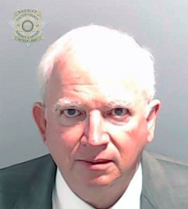 Dieses Polizeifoto oder auch «mug shot» zeigt John Eastman, einen ehemaligen Anwalt des US-Präsidenten Trump. - © Uncredited/Fulton County Sheriff\\\'s Office/AP/dpa