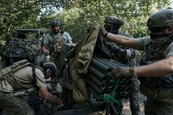 Ukrainische Soldaten bereiten ein Mini-Mehrfachraketen-System an der Frontlinie in der Nähe von Bachmut vor. - © LIBKOS/AP/dpa