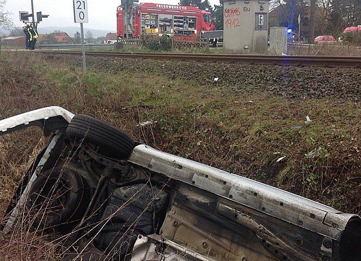 Das Auto wurde durch den Zusammenprall mit dem Zug in den Graben geschoben. - © FOTO: CHRISTIAN MATHIESEN
