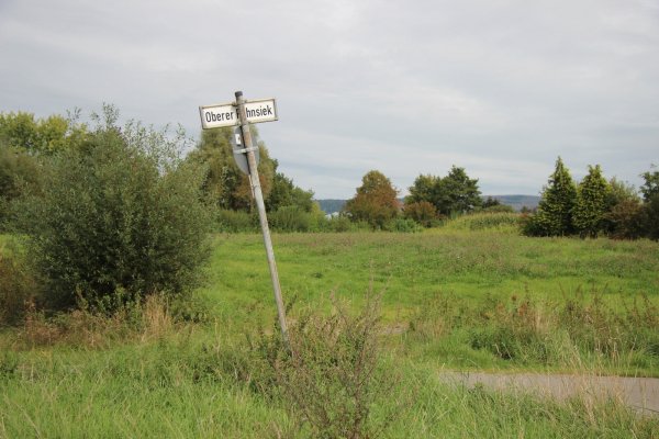 Noch sind es Wiesen und Maisfelder - doch bald soll am Oberen Pahnsiek ein Neubaugebiet entstehen. - © Katrin Kantelberg