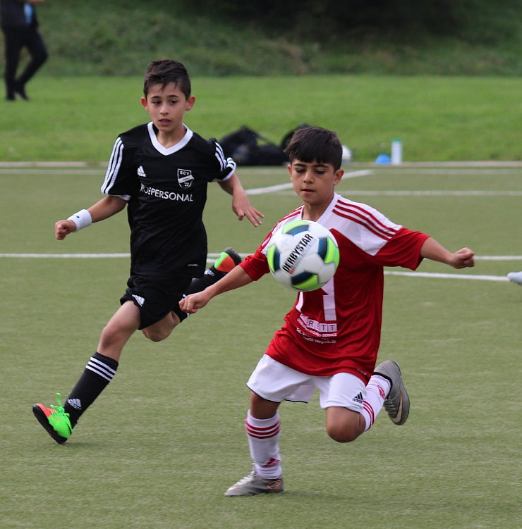 Beherrscht den Ball: Wüstens Ozan Erkek (rechts) setzt sich hier gegen einen Verler Gegenspieler bestens in Szene. - © Kai Hahn