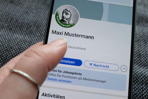 Mit einem Banner, das sich um das eigene Profilfoto legt, können Jobsuchende auf LinkedIn signalisieren: Ich suche nach einer neuen beruflichen Herausforderung. - © Laura Ludwig/dpa-tmn/dpa