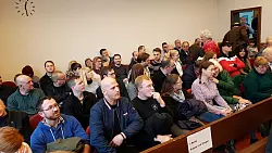 Der Gerichtssaal ist voll. Zur &ouml;ffentllichen Berufungsverhandlung von Ursula Haverbeck sind zahlreiche Besucher erschienen. - &copy; Marianne Schwarzer