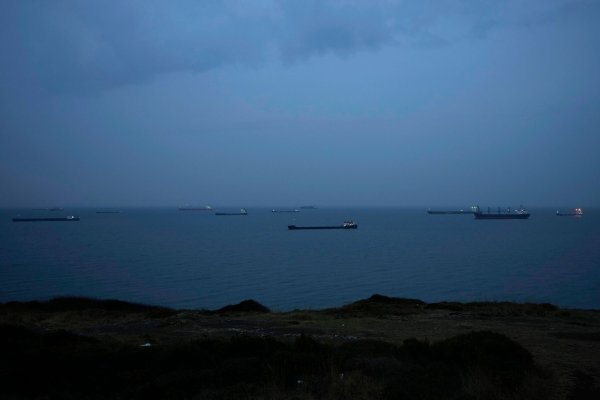 Im Schwarzen Meer ankernde Frachtschiffe warten auf die Durchfahrt durch die Meerenge Bosporus. (Archivbild) - © Khalil Hamra/AP/dpa