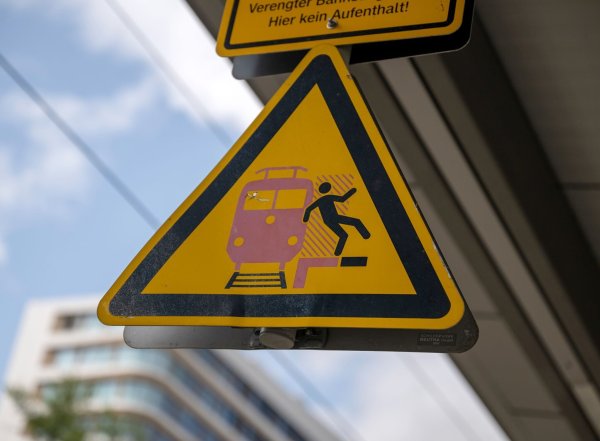 Ein 17-Jähriger will eine Abkürzung zur S-Bahn nehmen, stürzt und fällt vor den einfahrenden Zug - © Peter Kneffel/dpa
