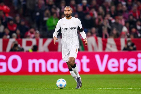 Leverkusens Jonathan Tah steht wohl vor einem Wechsel zum FC Barcelona. - © Tom Weller/dpa