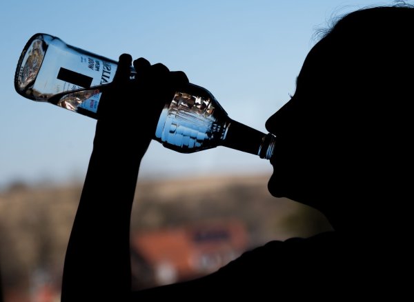 Wenn schon die Jüngsten sich derartig mit Alkohol «abschießen», dass sie in der Klinik landen, besteht Grund zur Sorge. (Symbolbild) - © Silas Stein/dpa