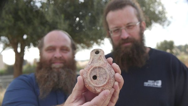 Stolz präsentieren die Archäologen ihren Fund. - © Emil Aladjem/Israelische Altertumsbehörde/dpa