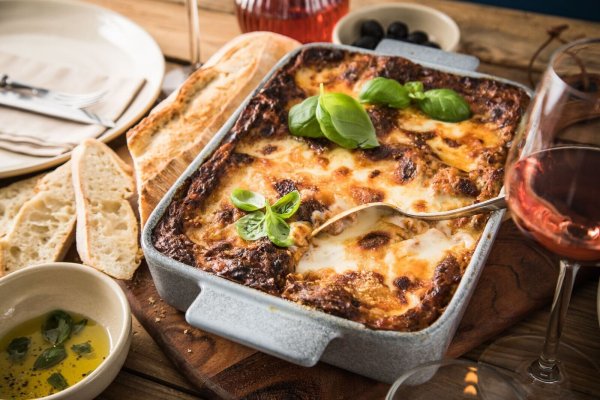Eine Lasagne schmeckt noch einmal so gut, wenn man die Nudelplatten dafür selbst hergestellt hat - © Christin Klose/dpa-tmn