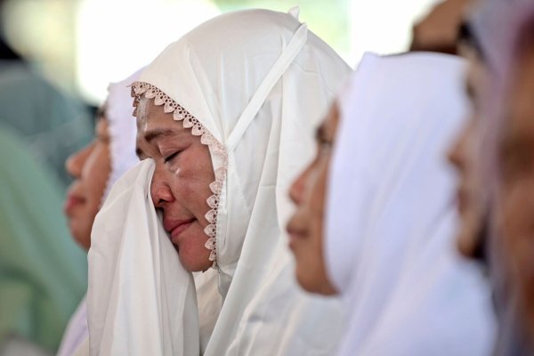 In Banda Aceh trauerten zahlreiche Menschen um die Toten der Katastrophe vor 20 Jahren. - © Reza Saifullah/AP/dpa