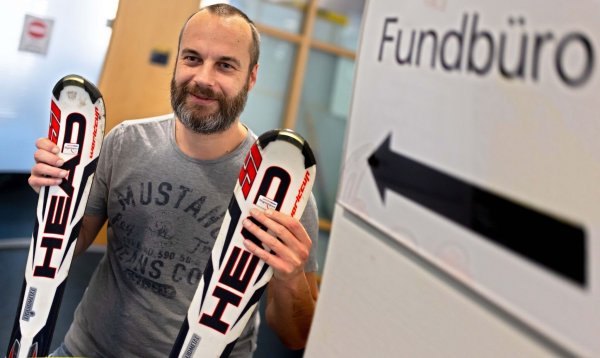 Im Fundbüro in Dortmund wurde in diesem Jahr ein Paar Skier abgegeben. - © Dieter Menne/dpa