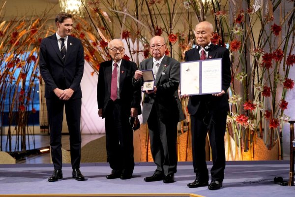 Die drei Co-Vorsitzenden von Nihon Hidankyo nahmen den Friedensnobelpreis in Oslo entgegen. - © Heiko Junge/NTB Pool/AP/dpa