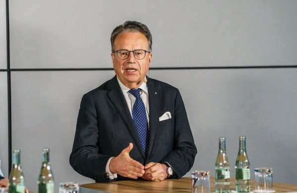 Der frühere Chef der Bundesagentur für Arbeit, Frank-Jürgen Weise, zieht in den Aufsichtsrat des Stahlherstellers Thyssenkrupp Steel ein. - © Andreas Arnold/dpa
