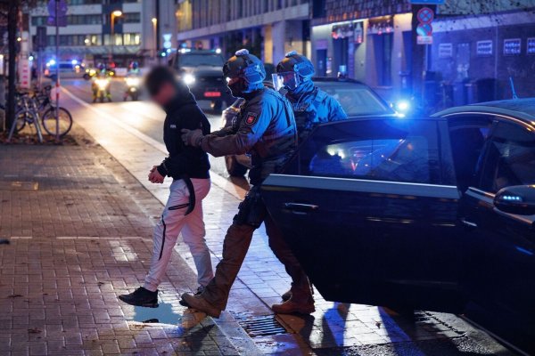 Unter großen Sicherheitsmaßnahmen hat vor dem Landgericht Osnabrück ein Verfahren gegen mutmaßliche Geldautomatensprenger begonnen. - © Friso Gentsch/dpa