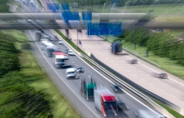 Fahrbahn abgesackt: Autofahrer müssen auf der A3 zwischen Oberhausen und Duisburg mit Umleitungen rechnen. (Archivbild) - © Hendrik Schmidt/dpa