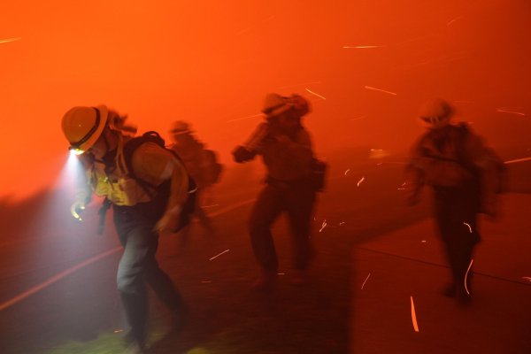 Im kalifornischen Malibu kämpft die Feuerwehr gegen einen rasch wachsenden Waldbrand. - © Jae C. Hong/AP/dpa