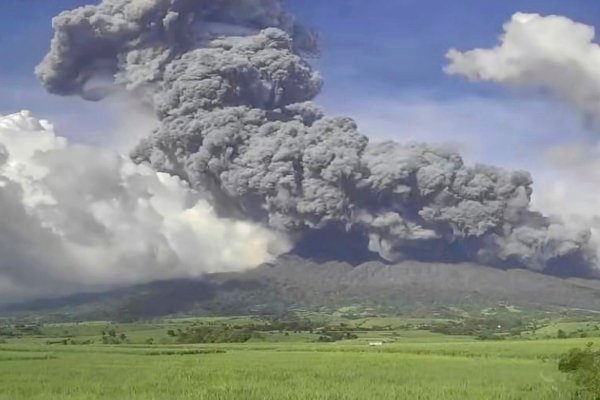 Ein Ausbruch des Vulkans Kanlaon auf den Philippinen hat Tausende Menschen in die Flucht getrieben. - © -/Philippine Institute of Volcanology and Seismology via AP/dpa