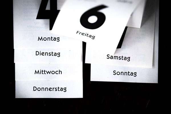Feiertage in der Woche lassen die Gesamtzahl der Arbeitstag sinken. - © Sina Schuldt/dpa