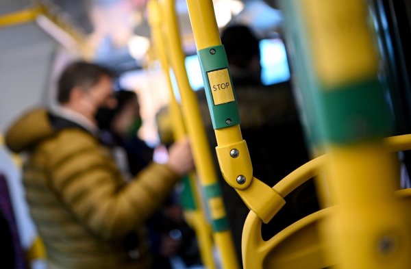 In BVG-Bussen rufen Durchsagen die Fahrgäste nun dazu auf, nicht laut zu telefonieren oder Videos über den Handy-Lautsprecher abzuspielen. (Archivbild) - © Britta Pedersen/dpa-Zentralbild/dpa