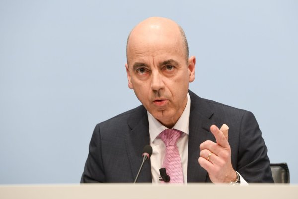 Hier noch in seinem alten Amt als BMW Finanzvorstand: Nicolas Peter soll künftig den Aufsichtsrat des Konzerns führen. - © Tobias Hase/dpa