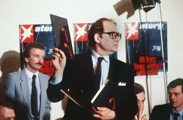 «Stern»-Reporter Gerd Heidemann präsentierte 1983 auf einer Pressekonferenz des Hamburger Magazins «Stern» die angeblichen Hitler-Tagebücher. (Archivbild) - © Chris Pohlert/dpa