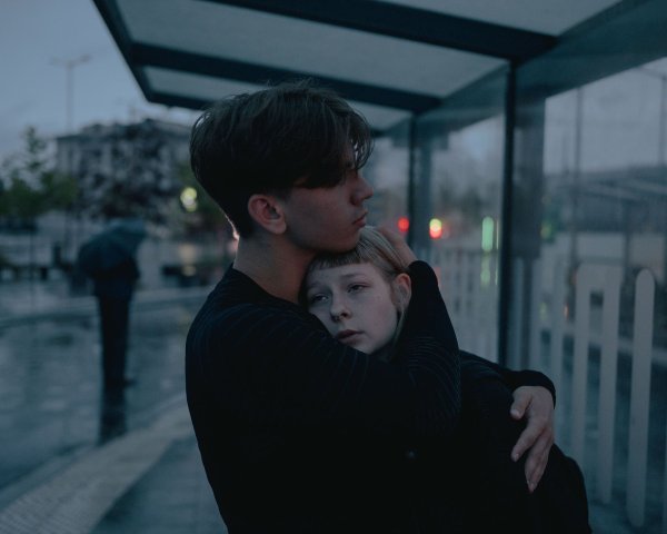 Das Foto von Fabian Ritter «Lena und Ivan - Verabschiedung am Busbahnhof» vom Krieg in der Ukraine ist zum NRW-Pressefoto 2024 gekürt worden. - © Fabian Ritter/Der Spiegel/Landtag NRW/dpa