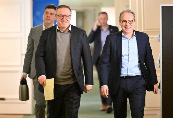 Thüringens CDU-Chef Mario Voigt, hier mit SPD-Landeschef Georg Maier, will Ministerpräsident werden - am liebsten im ersten Wahlgang. Dafür braucht er aber auch die Linke. - © Martin Schutt/dpa