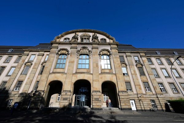 Nach Verabredungen auf einem schwul-lesbischen Dating-Portal wurden mehrere Männer überfallen. Das Landgericht Mönchengladbach hat wegen der Raubserie vier junge Männer verurteilt. - © Roberto Pfeil/dpa