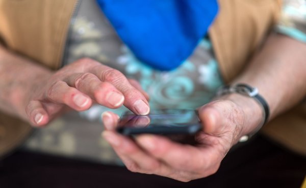 Die Polizei stellte das Smartphone der 60-Jährigen sicher. (Symbolbild) - © Sebastian Gollnow/dpa