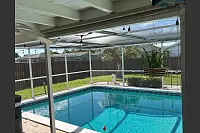 Das Haus der Lehmanns in Florida hat auch einen großzügigen Pool mit Überdachung. - © Familie Lehmann