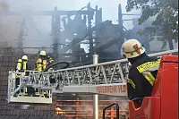 Brand "Zur Alten Wasserm&uuml;hle, Kalletal-LangenholzhausenAuf der R&uuml;ckseite der Wasserm&uuml;hle konnte ein weiterer Angriffstrupp das &Uuml;bergreifen der Flammen auf das benachbarte Gemeindehaus verhindert werden. - &copy; Foto: Watermann