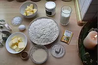 Die Zimt-Weihnachtskr&auml;nze bestehen aus einem Hefeteig, der durch eine Prise Kardamom eine besondere Note erh&auml;lt. - &copy; Veronika Kinsfator