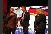 150 Jahre Lippischer Feuerwehrverband: Kommandant Johann Ritzinger aus Murau/Österreich, Moderator Markus Knoblich, Oberst Vidas Barauskas aus Kaunas und Dolmetscherin Sita Breken (von links) - © Thomas Krügler