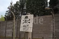 Kein Entkommen: Die doppelt gesicherte Umzäunung im Stammlager Auschwitz I - © Silke Buhrmester