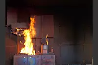 Der Lippische Feuerwehrverband feiert sein 150-jähriges Bestehen mit einem Familientag am Feuerwehrausbildungszentrum Brake. Falco Schneider leitet die Brandsimulationsanlage. - © Thomas Krügler