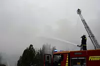 Ein Großbrand in einer Verzinkerei in Barntrup sorgt für große Rauchschwaden. - © Karl-Heinz Krull