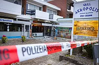 Die Polizei hat den Tatort mit Flatterband abgesperrt. - © Mike-Dennis Müller