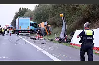Tödlicher Unfall auf der A2 bei Gütersloh: Ein Sattelzug gerät aus unbekannten Gründen auf den Standstreifen. Ein Straßenwärter starb. - © Patrick Menzel