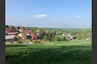 In der Talmulde: Von der Straße aus hat man einen perfekten Blick auf das kleine Dörfchen Kleinenberg. - © Silke Buhrmester