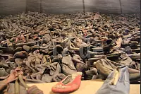 Symbol des Massenmordes: Die Schuhe der Ermordeten von Auschwitz füllen riesige, raumhohe Vitrinen - © Silke Buhrmester(LZ)