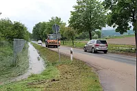 An der B66 in Humfeld ist viel Schlamm vom Feld über die Straße gelaufen. Eine Kehrmaschine versucht, die Fahrbahn zu reinigen. - © Nadine Uphoff